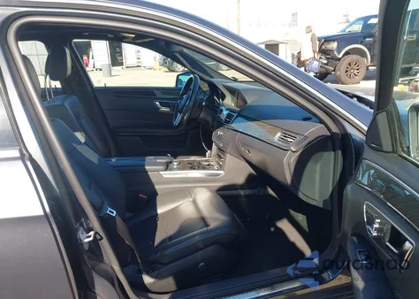 2016 Mercedes-Benz E 350 z USA, uszkodzony, nr VIN WDDHF5KB9GB245638